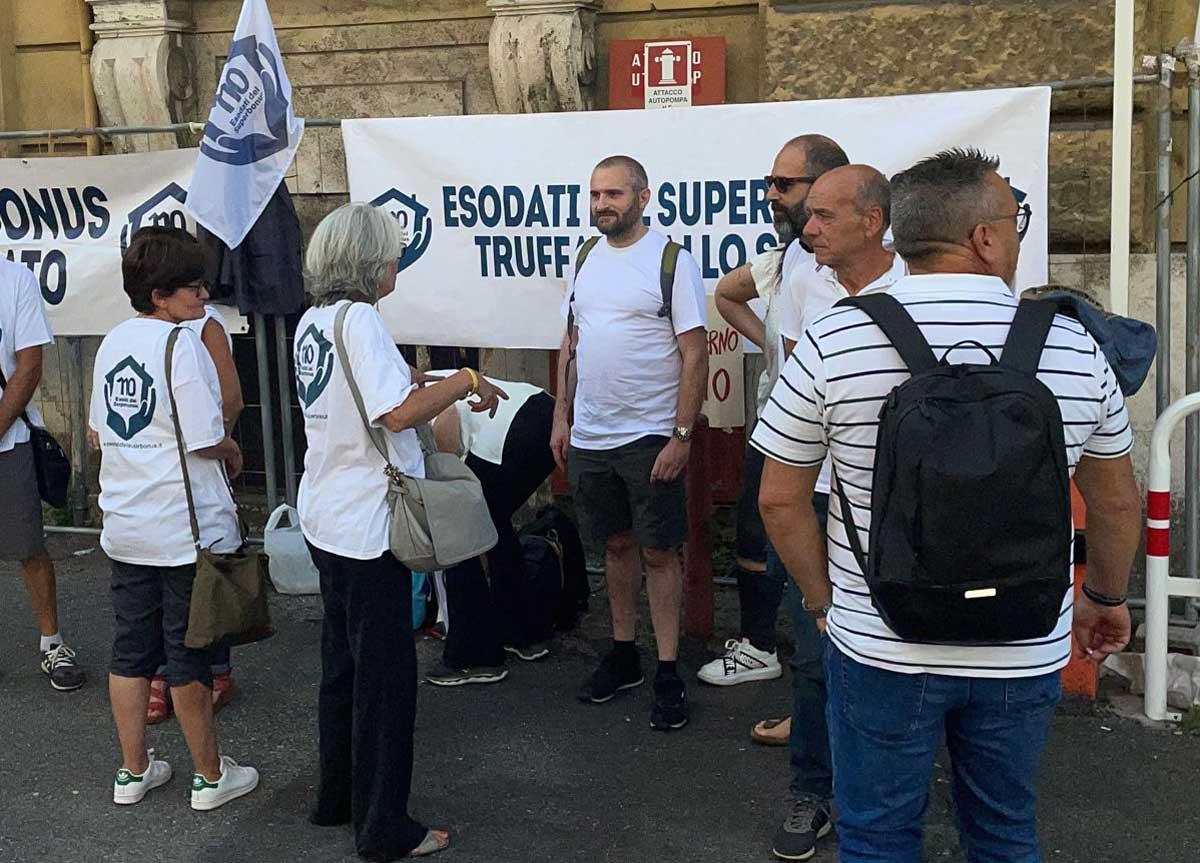 Superbonus, nei guai 320 mila italiani. Gli esodati: “Abbandonati dallo Stato” Superbonus, nei guai 320 mila italiani. Gli esodati: “Abbandonati dallo Stato”