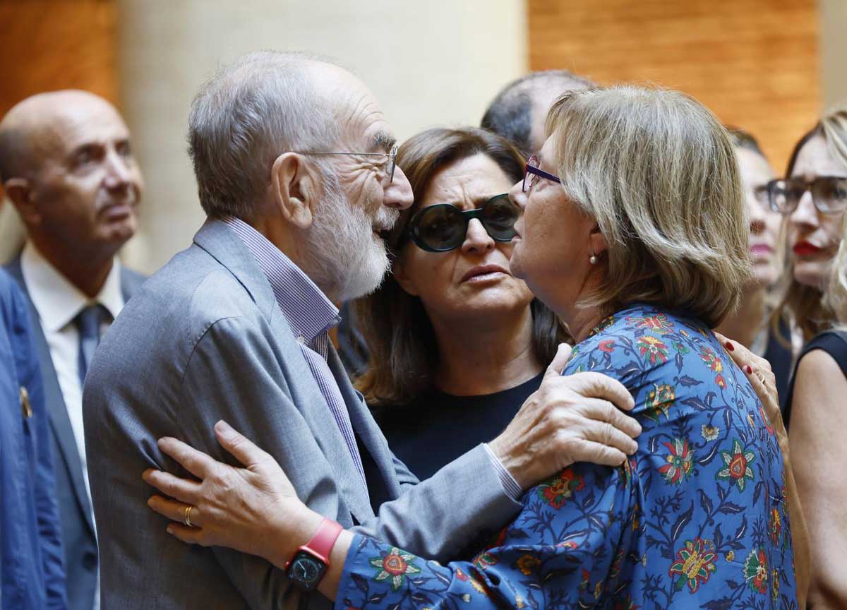 Addio a De Masi tra presenti e grandi assenti. Tranne Conte e Travaglio