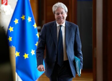 Ue, sforbiciata della Commissione: il Pil dell’Italia si ferma allo 0,9%