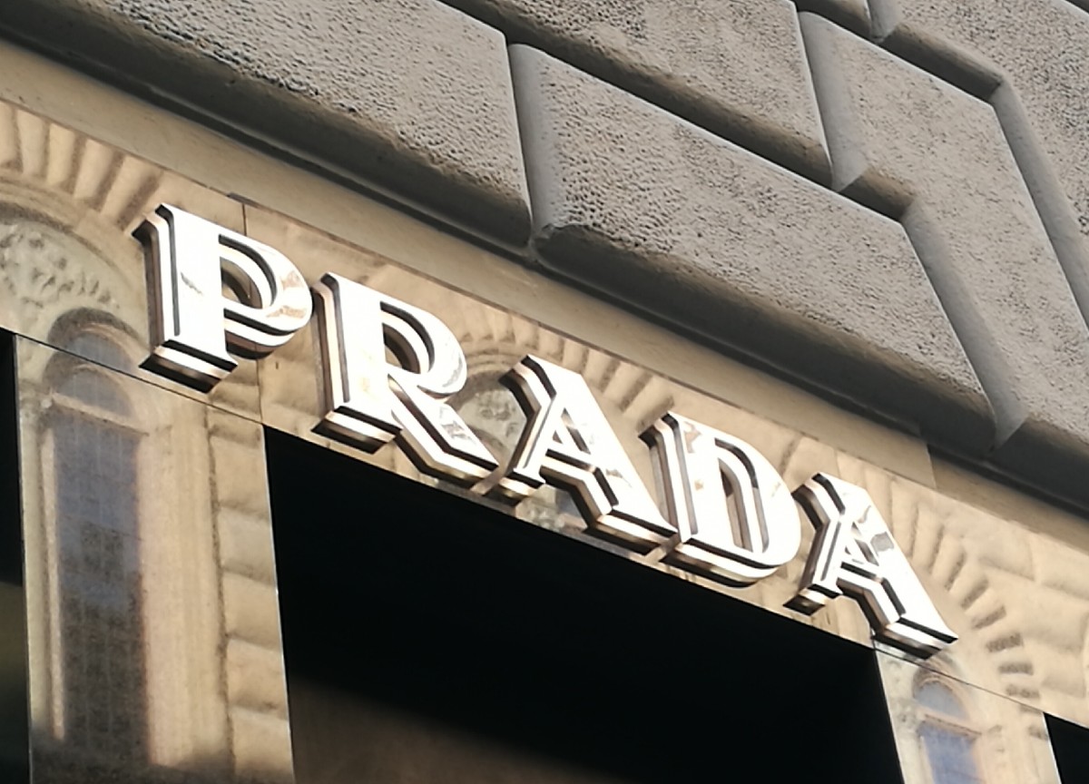 Prada, dividendi di lusso: cedole da 225mln. Estate da record per la maison Prada, dividendi di lusso: cedole da 225mln. Estate da record per la maison