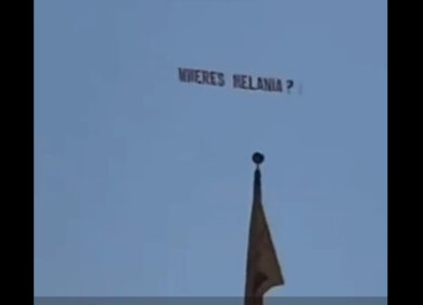 Usa 2024, “Dov’è Melania?”: lo striscione provoca e imbarazza Trump- VIDEO