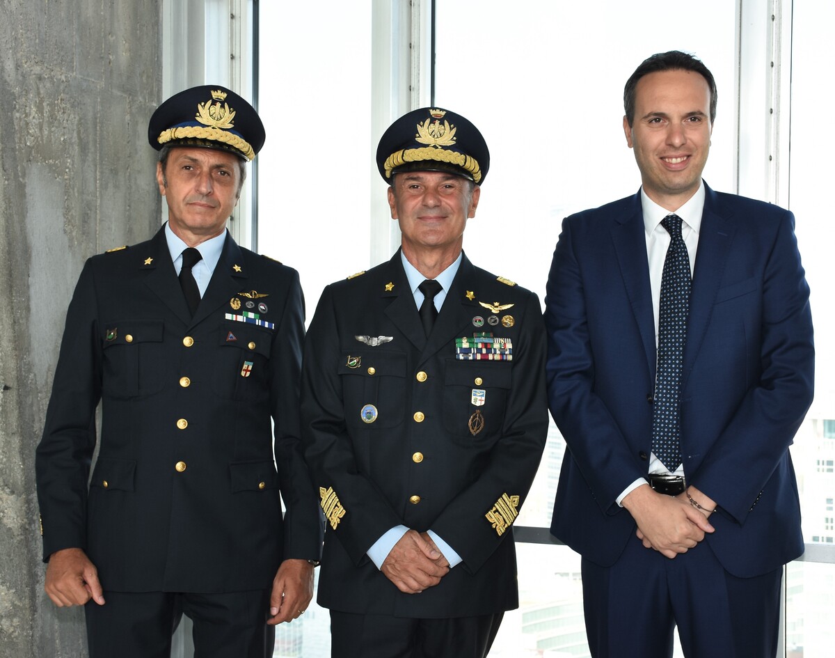 Le Frecce Tricolori attraversano Milano Le Frecce Tricolori attraversano Milano