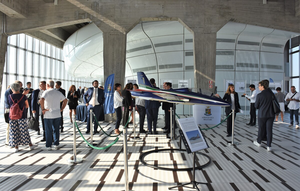 Le Frecce Tricolori attraversano Milano Le Frecce Tricolori attraversano Milano