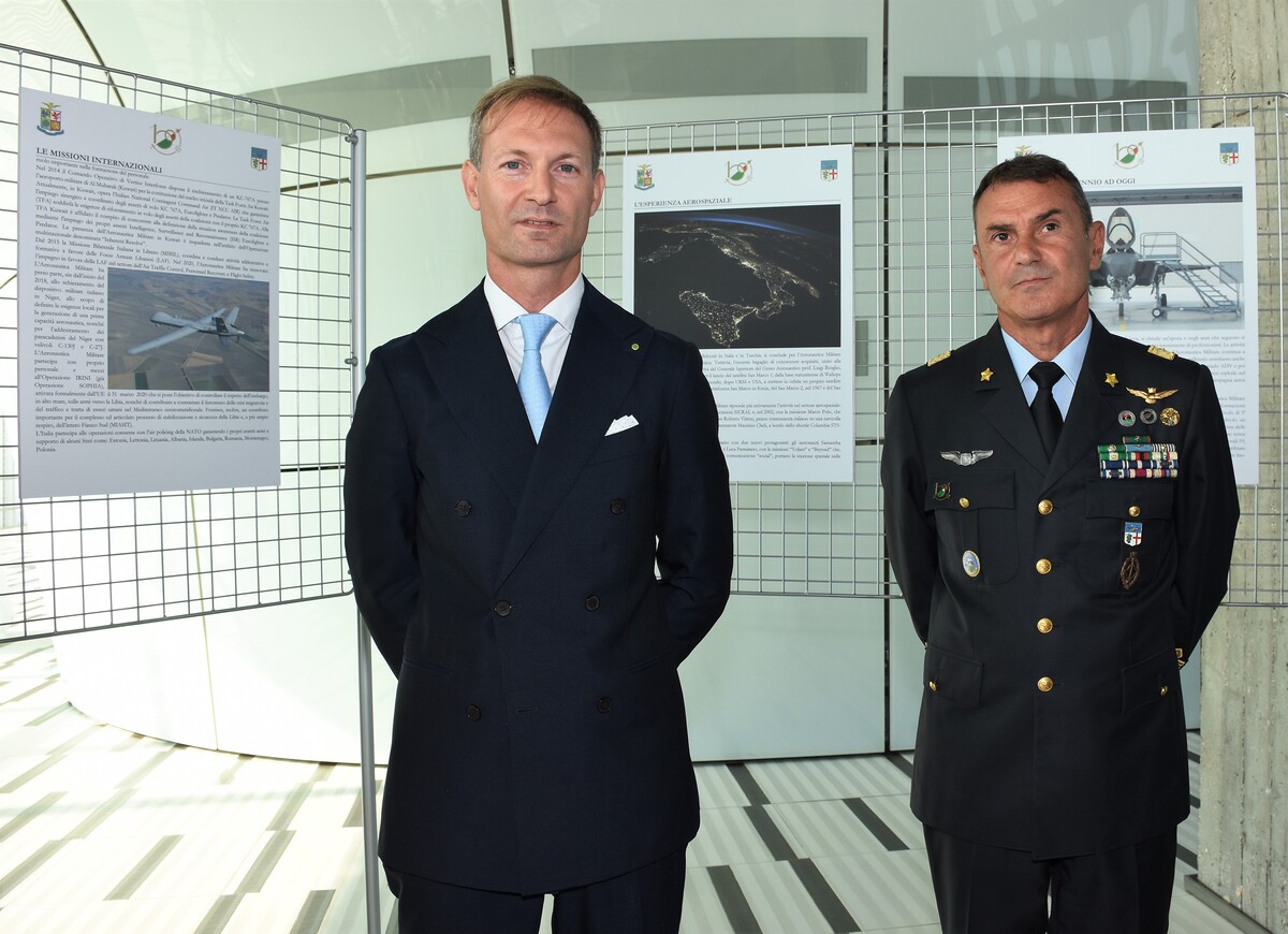 Le Frecce Tricolori attraversano Milano Le Frecce Tricolori attraversano Milano