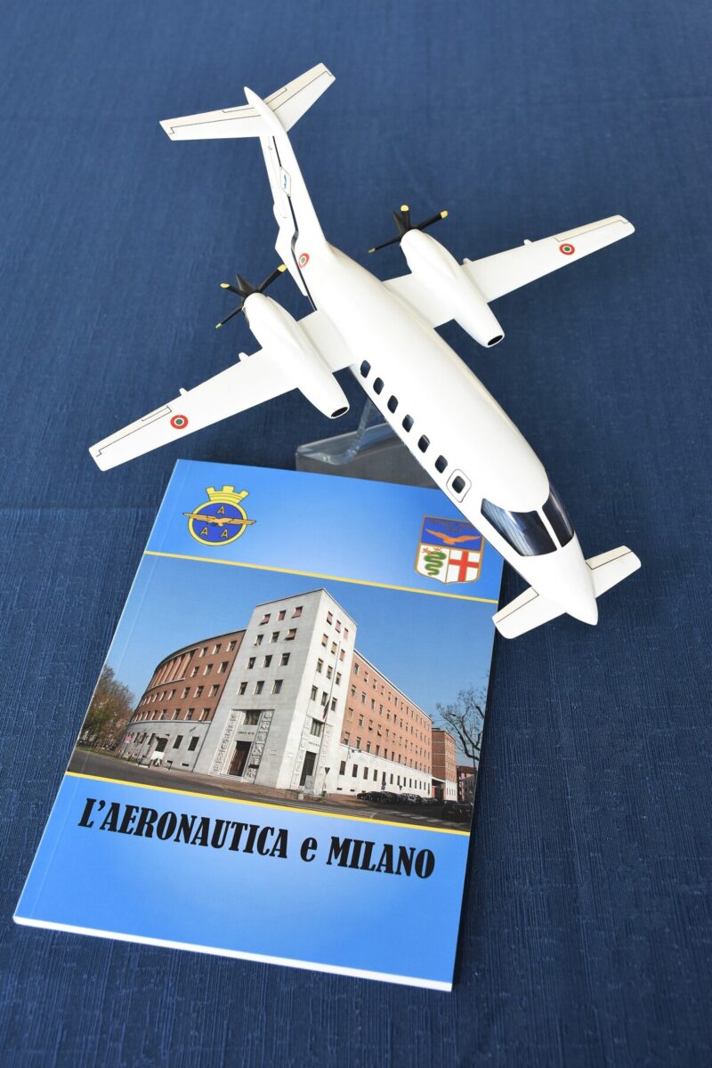 Le Frecce Tricolori attraversano Milano Le Frecce Tricolori attraversano Milano