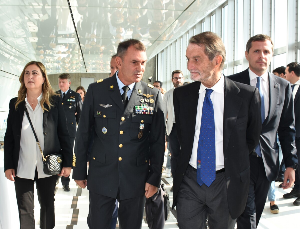 Le Frecce Tricolori attraversano Milano Le Frecce Tricolori attraversano Milano