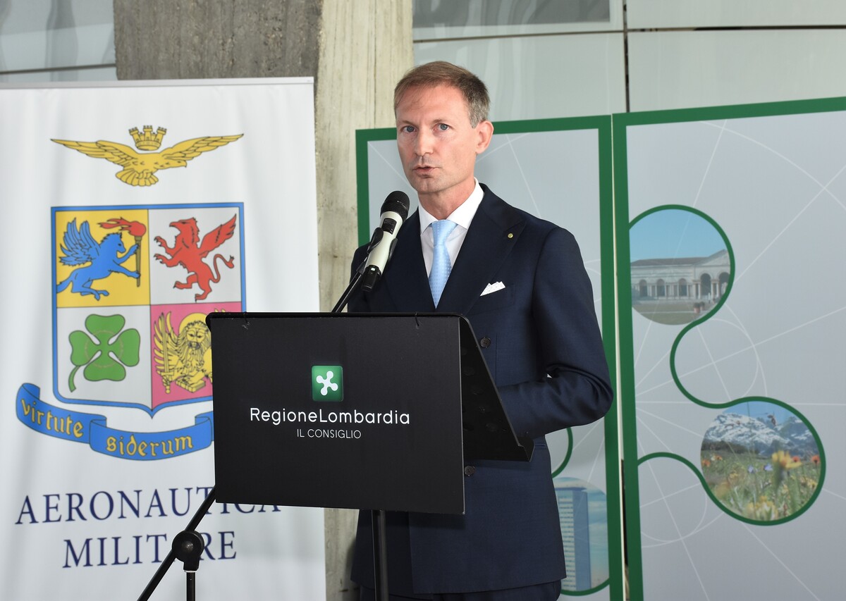 Le Frecce Tricolori attraversano Milano Le Frecce Tricolori attraversano Milano