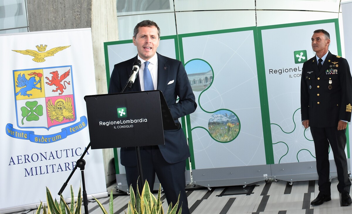 Le Frecce Tricolori attraversano Milano Le Frecce Tricolori attraversano Milano