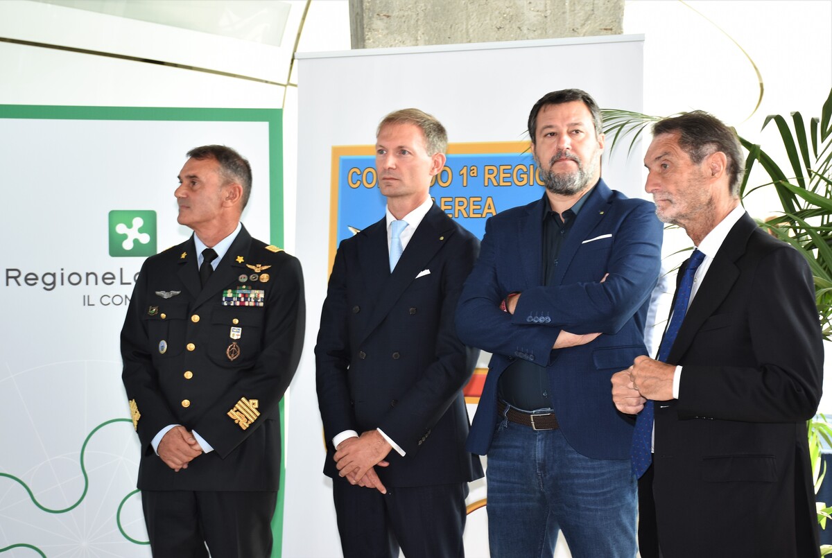 Le Frecce Tricolori attraversano Milano Le Frecce Tricolori attraversano Milano