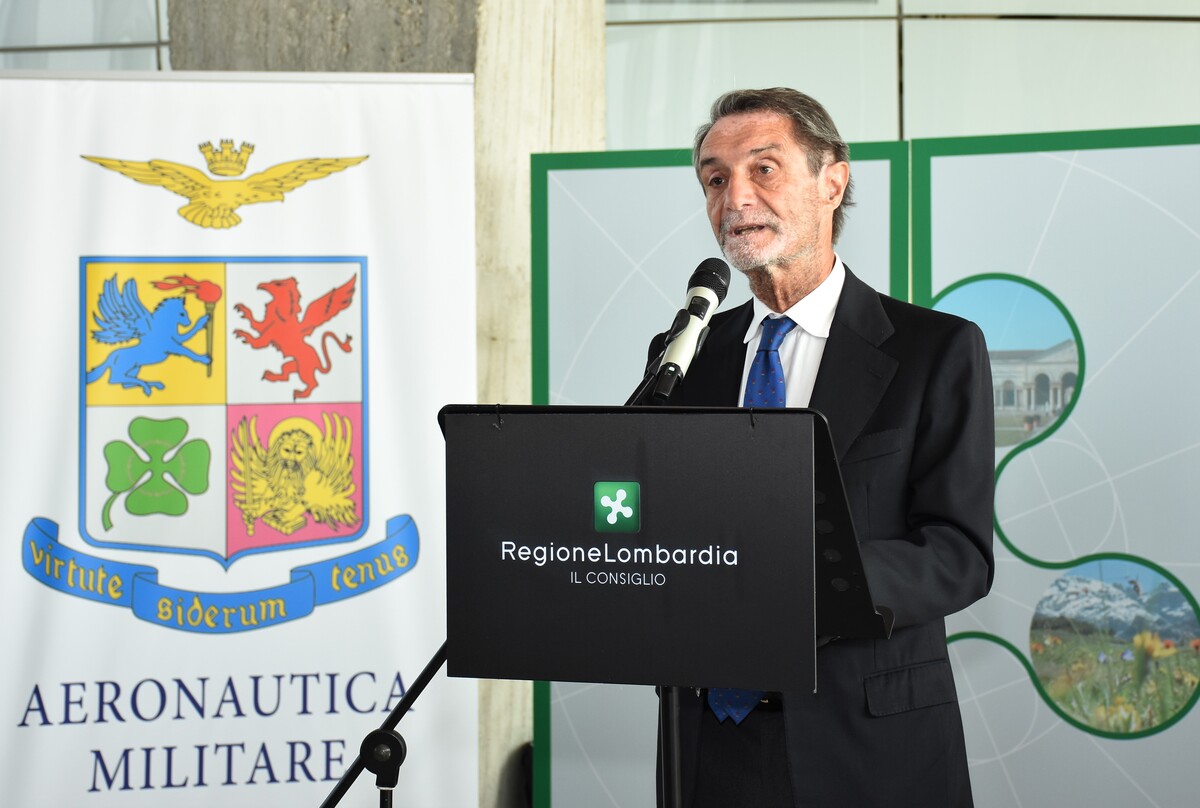 Le Frecce Tricolori attraversano Milano Le Frecce Tricolori attraversano Milano