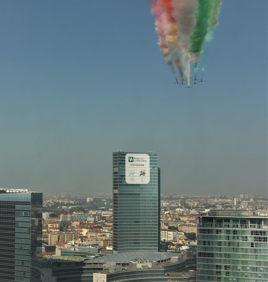 Le Frecce Tricolori attraversano Milano Le Frecce Tricolori attraversano Milano