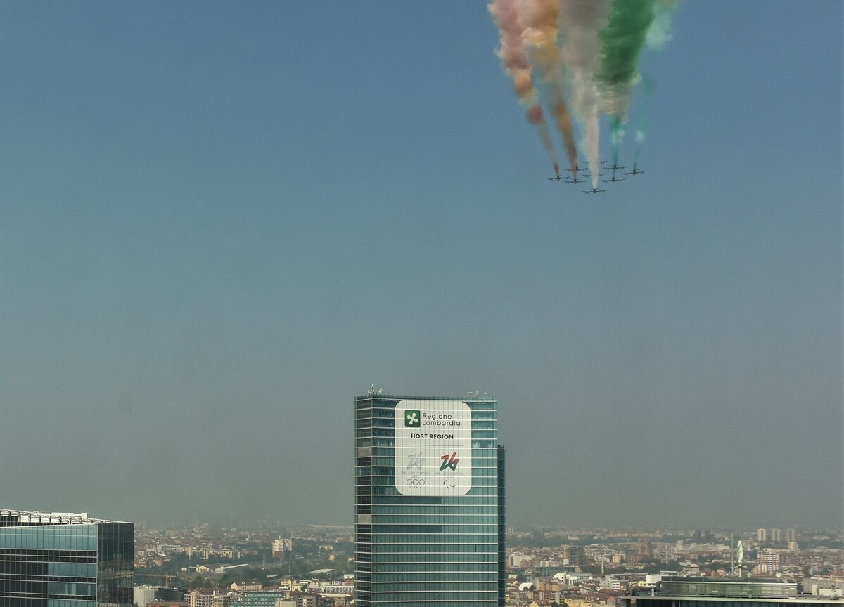 Le Frecce Tricolori attraversano Milano Le Frecce Tricolori attraversano Milano