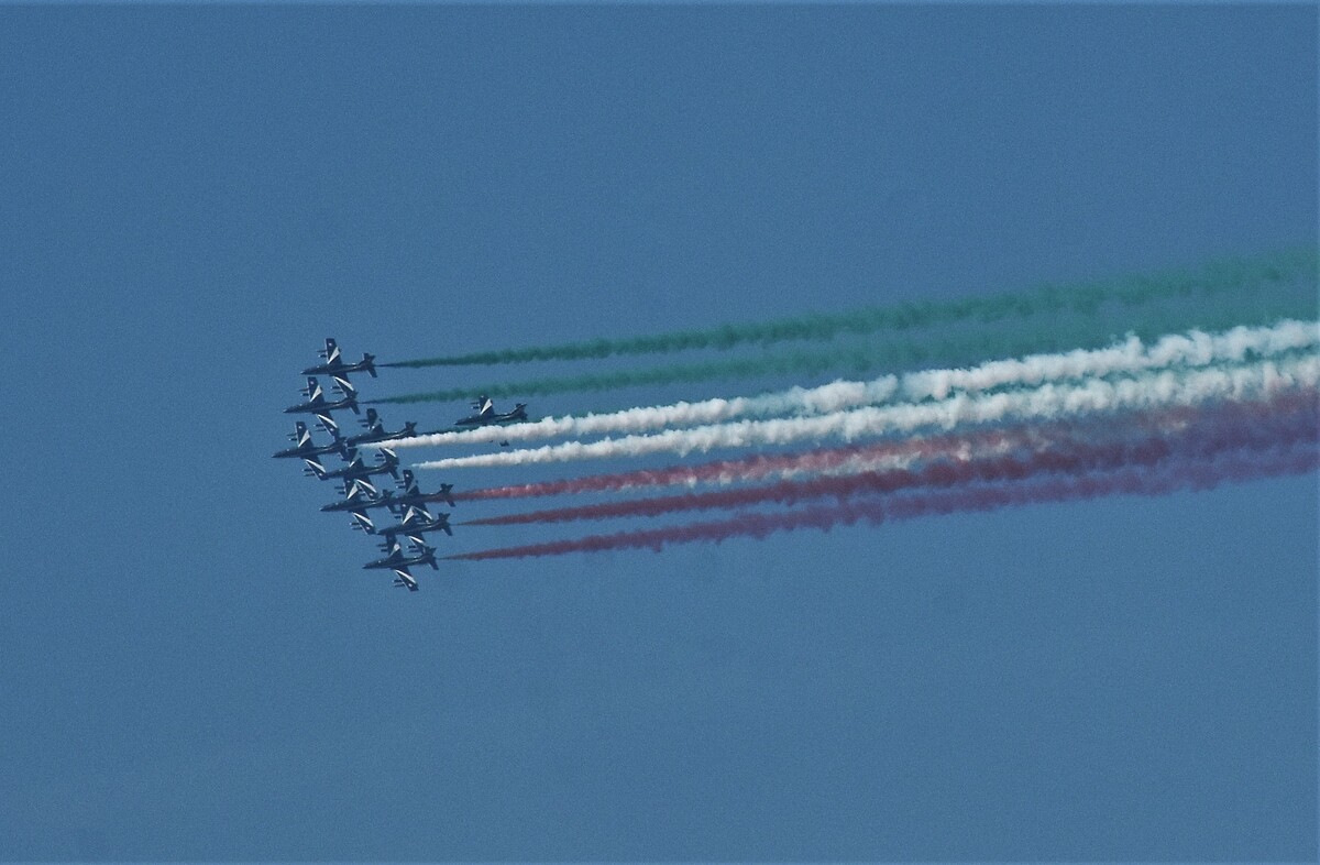Le Frecce Tricolori attraversano Milano Le Frecce Tricolori attraversano Milano