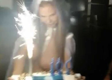 Compie 100 anni: la torta a sorpresa arriva da una super maggiorata in topless