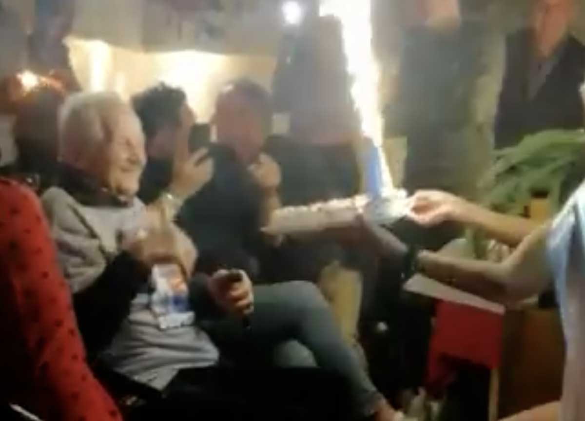 Compie 100 anni: la torta a sorpresa arriva da una super maggiorata in topless