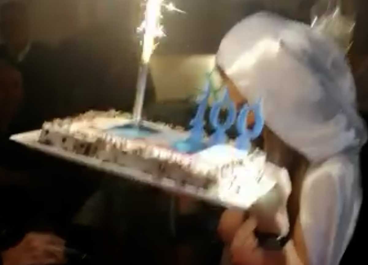 Compie 100 anni: la torta a sorpresa arriva da una super maggiorata in topless