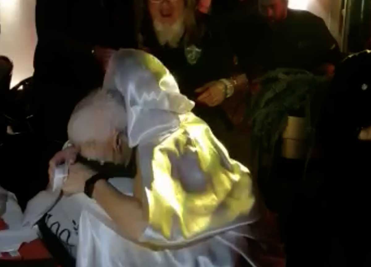 Compie 100 anni: la torta a sorpresa arriva da una super maggiorata in topless