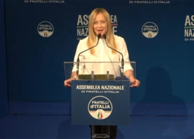 Fdi, Giorgia Meloni e la gag del saluto romano all’assemblea nazionale: video