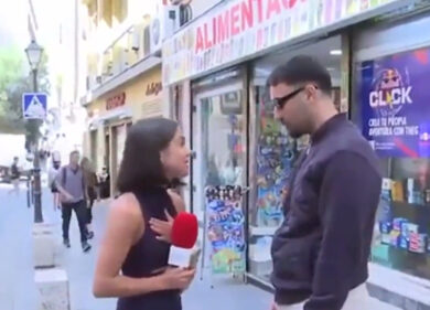 Spagna, giornalista molestata in diretta tv da un passante: arrestato l’uomo