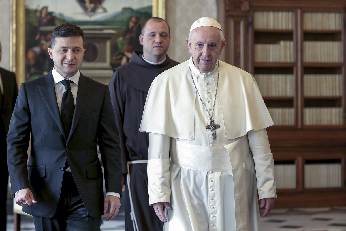 Ucraina, Zelensky è un “amante geloso” che vuole il Papa tutto per lui Ucraina, Zelensky è un “amante geloso” che vuole il Papa tutto per lui