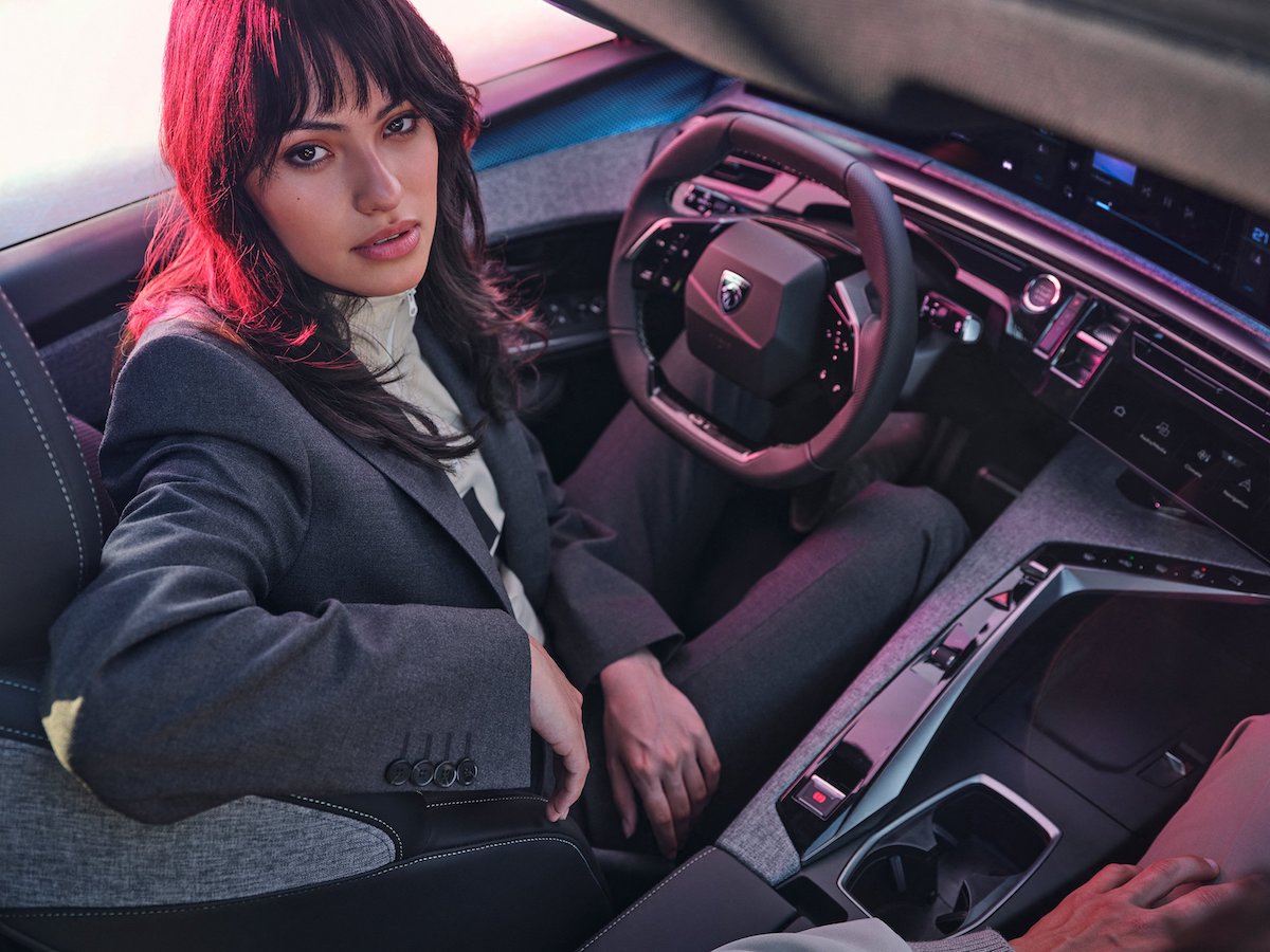 Con Nuovo Peugeot E-3008: parte la rivoluzione elettrica di Stellantis Con Nuovo Peugeot E-3008: parte la rivoluzione elettrica di Stellantis