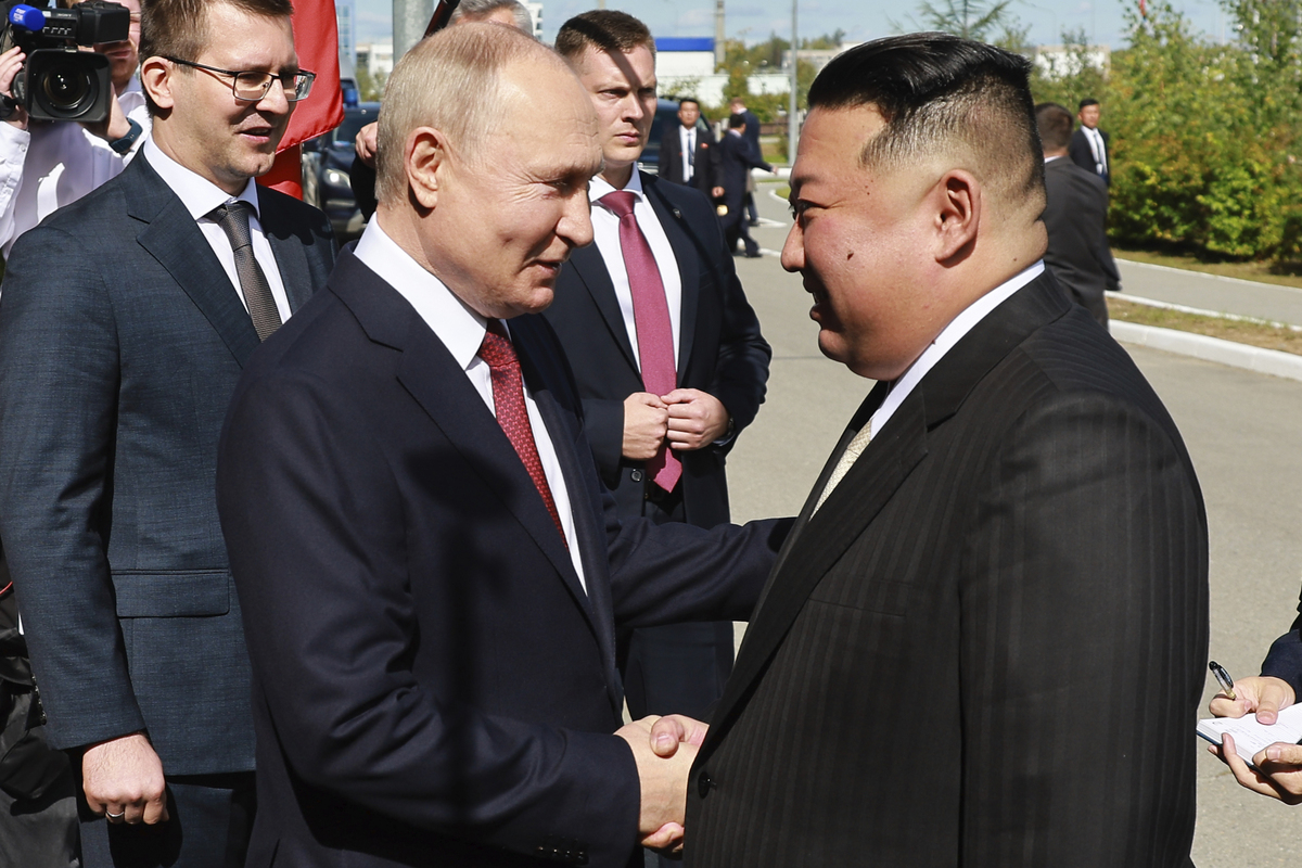 Guerra Ucraina, stretta di mano Kim-Putin: “Pieno sostegno alla lotta” Guerra Ucraina, stretta di mano Kim-Putin: “Pieno sostegno alla lotta”