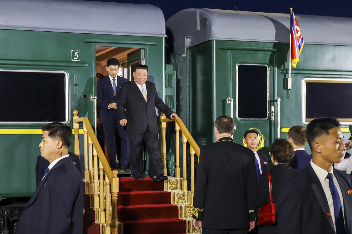 Guerra Ucraina, stretta di mano Kim-Putin: “Pieno sostegno alla lotta” Guerra Ucraina, stretta di mano Kim-Putin: “Pieno sostegno alla lotta”