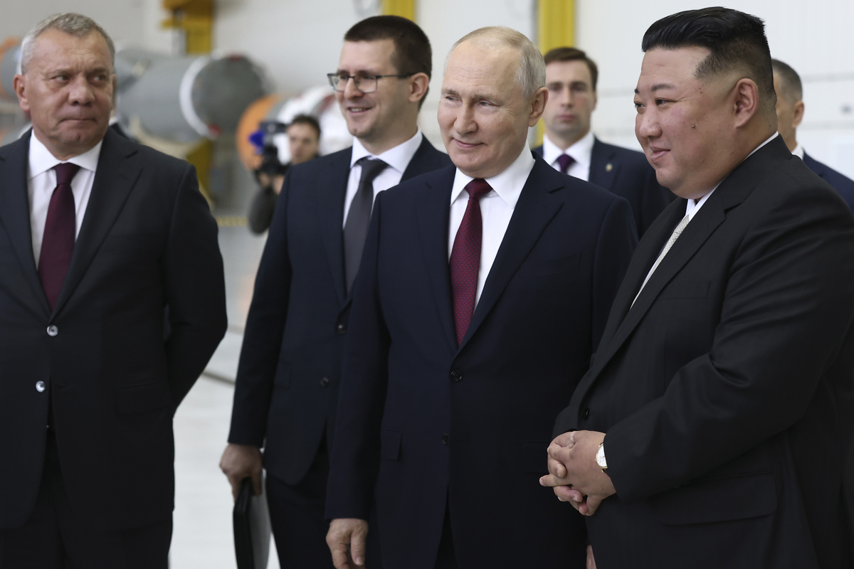 Guerra Ucraina, stretta di mano Kim-Putin: “Pieno sostegno alla lotta” Guerra Ucraina, stretta di mano Kim-Putin: “Pieno sostegno alla lotta”