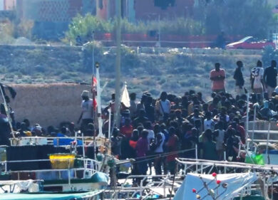 Migranti, Lampedusa al collasso. Morto un neonato, “alta tensione”