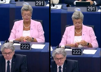 Incredibile: la commissaria europea agli Affari interni fa l’uncinetto mentre von der Leyen parla