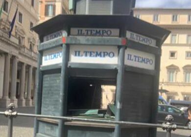 Paura davanti a Palazzo Chigi: edicola in fiamme. Rogo spento in tempo record