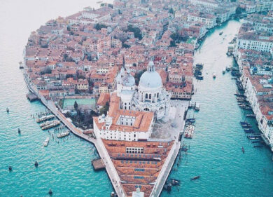 Venezia approva la tassa di 5 euro per i turisti occasionali