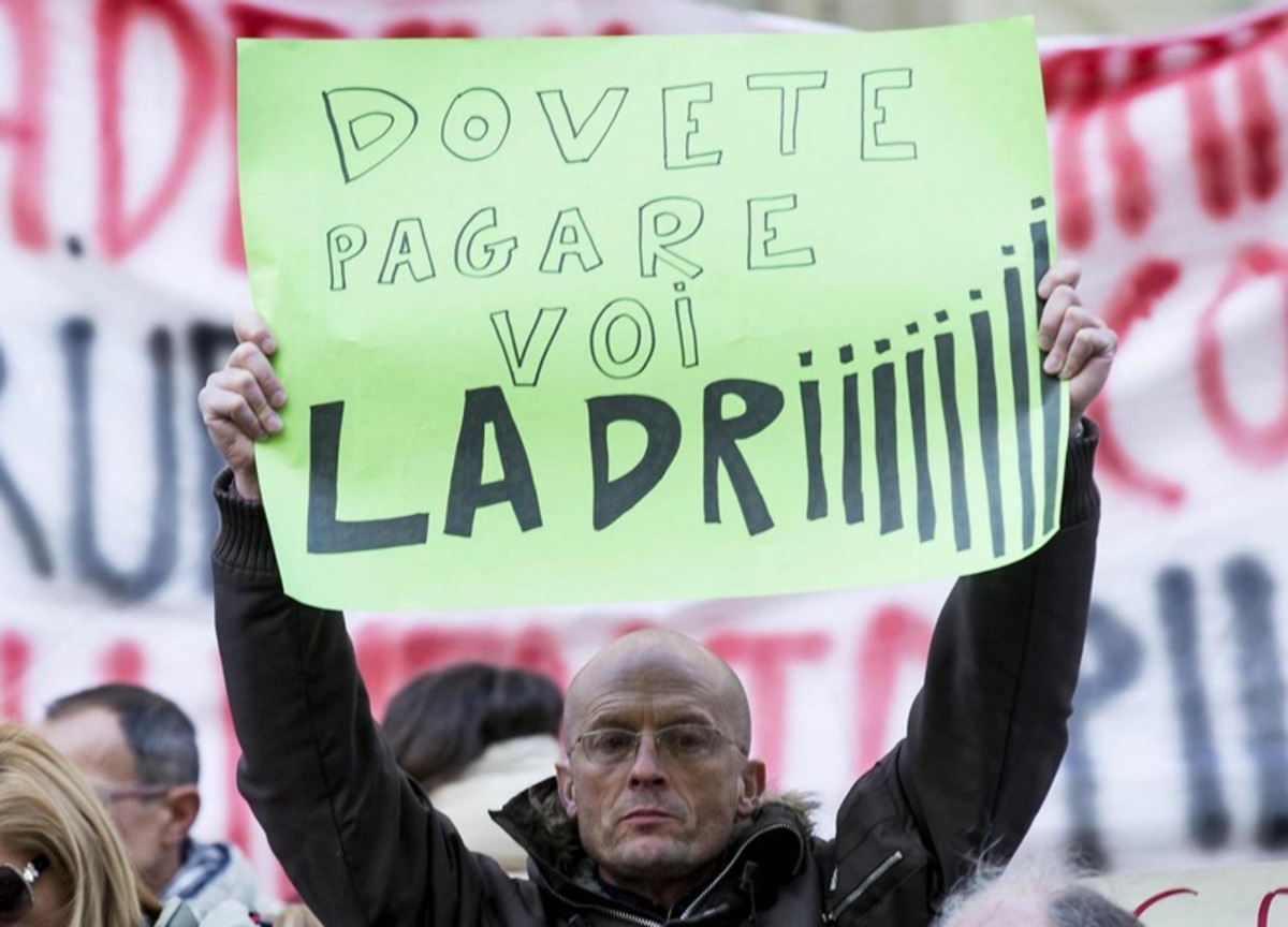 Tassa su extraprofitti, le banche frignano ma quando lo Stato le salva godono Tassa su extraprofitti, le banche frignano ma quando lo Stato le salva godono