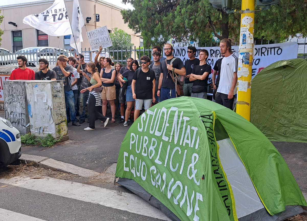 Alla Sapienza torna la protesta con le tende: studenti contro il caro affitti Alla Sapienza torna la protesta con le tende: studenti contro il caro affitti