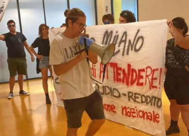 Caroaffitti, blitz degli universitari all’ufficio scolastico lombardo