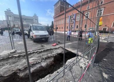 Smottamento nel cantiere di Areti Acea, chiusa al traffico piazza Venezia