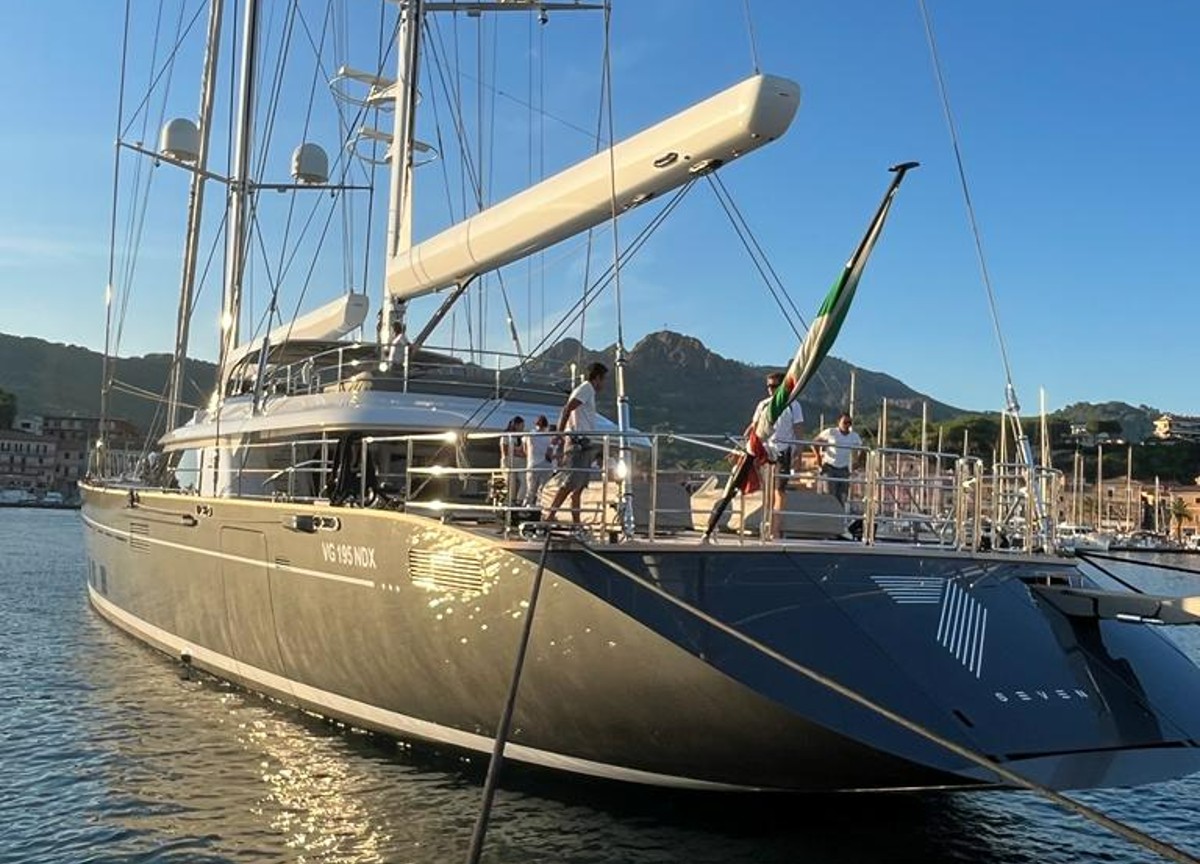 Elba, la barca a vela “Seven” appartenuta a Ennio Doris passa da Porto Azzurro Elba, la barca a vela “Seven” appartenuta a Ennio Doris passa da Porto Azzurro