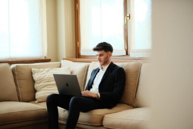 Riccardo Ruggeri, la luce guida per coloro che cercano il successo online.