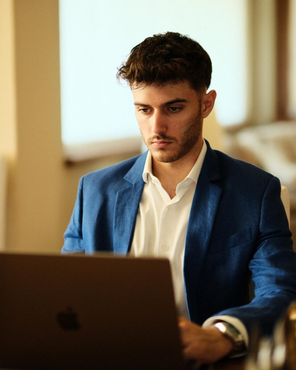 Riccardo Ruggeri, la luce guida per coloro che cercano il successo online. Riccardo Ruggeri, la luce guida per coloro che cercano il successo online.
