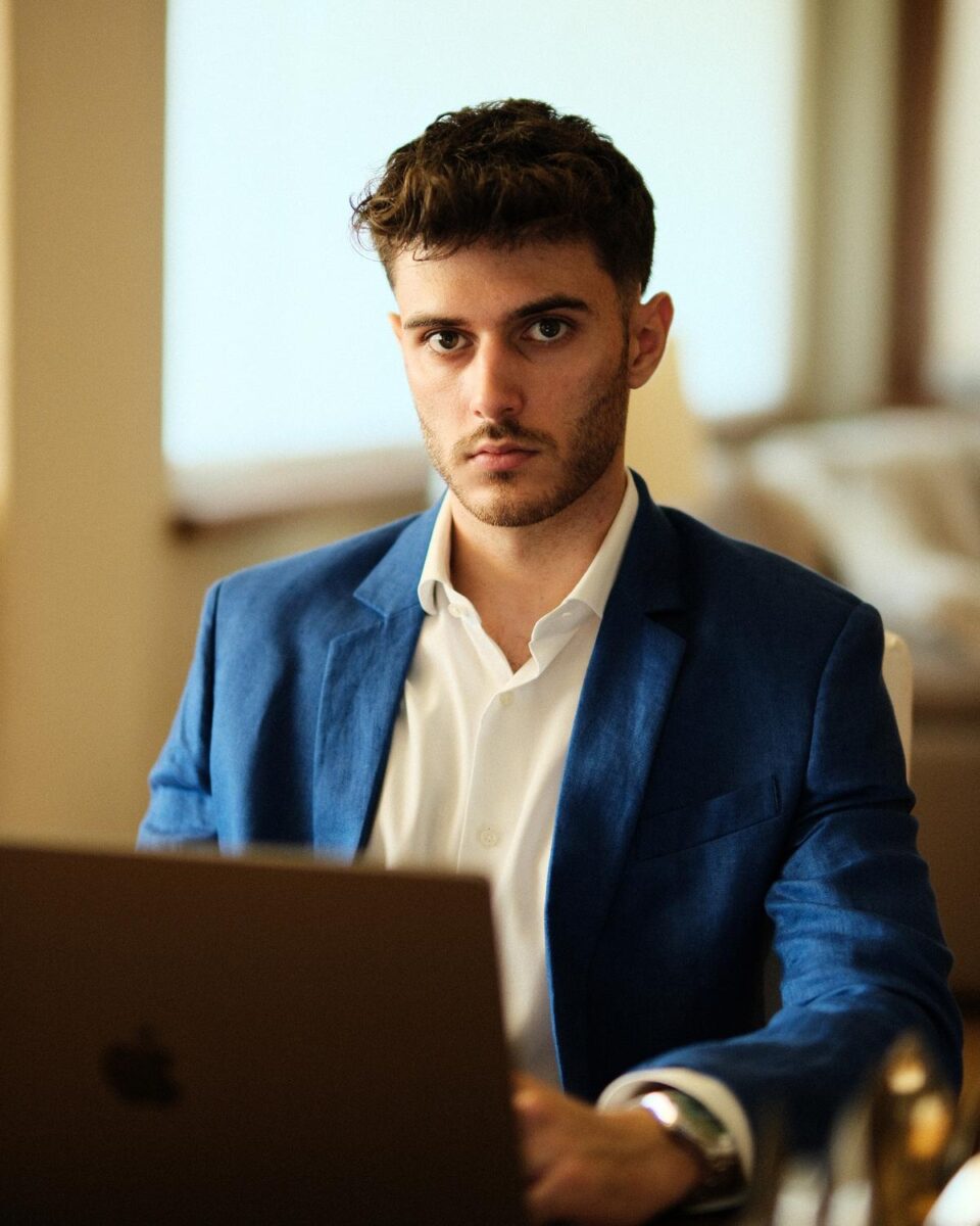 Riccardo Ruggeri, la luce guida per coloro che cercano il successo online. Riccardo Ruggeri, la luce guida per coloro che cercano il successo online.