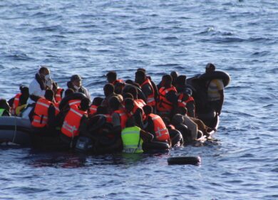 Offrono il pasto ai migranti ma poi si lamentano degli sbarchi. Lo strano caso