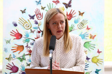 Lampedusa, bloccato il convoglio di Meloni: proteste contro la premier