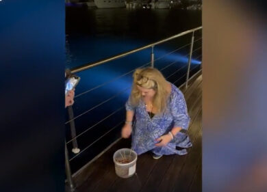 Sardegna, turista acquista un’aragosta al ristorante per liberarla in mare