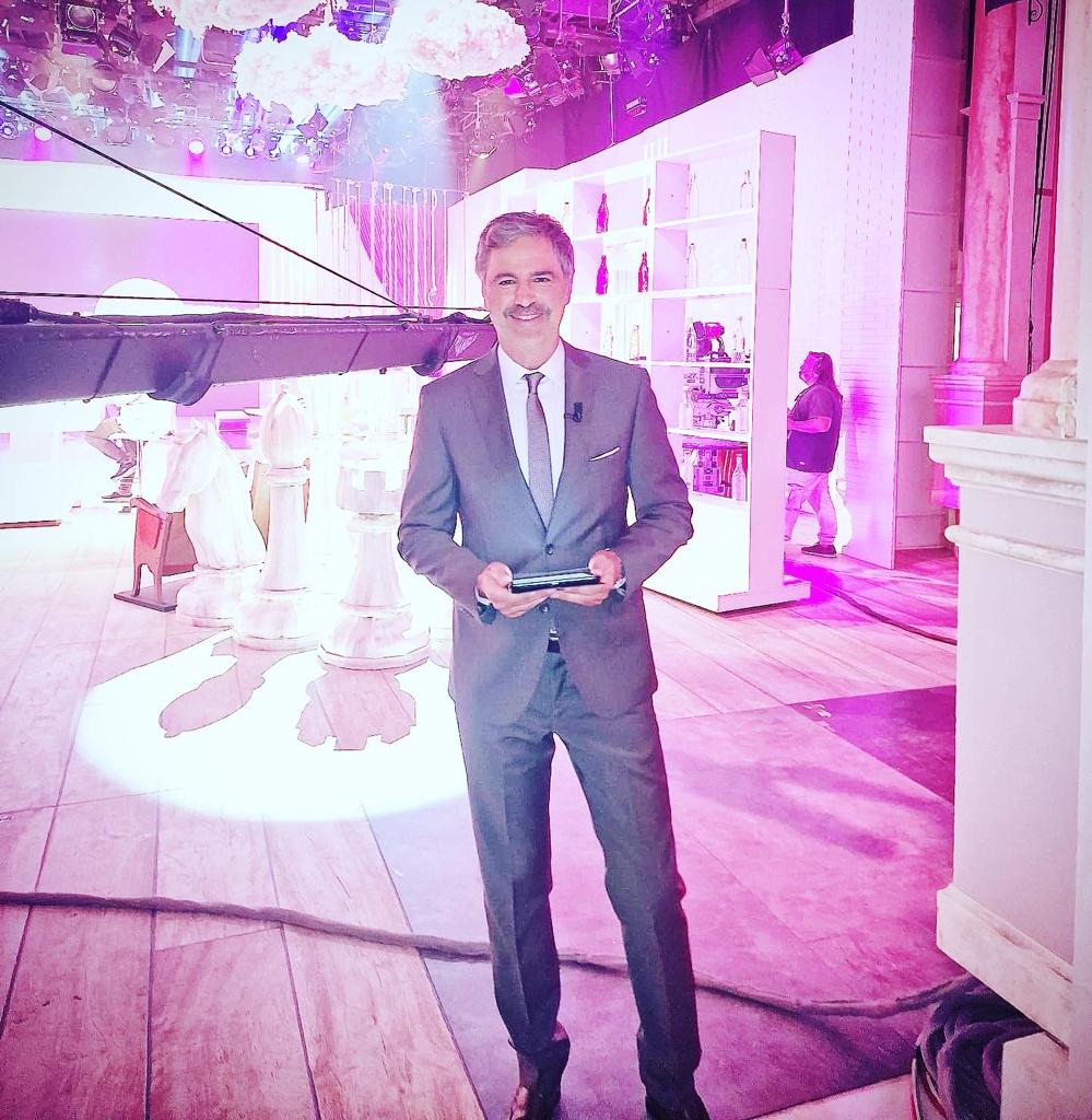 L’eleganza e il sorriso di Beppe Convertini L’eleganza e il sorriso di Beppe Convertini