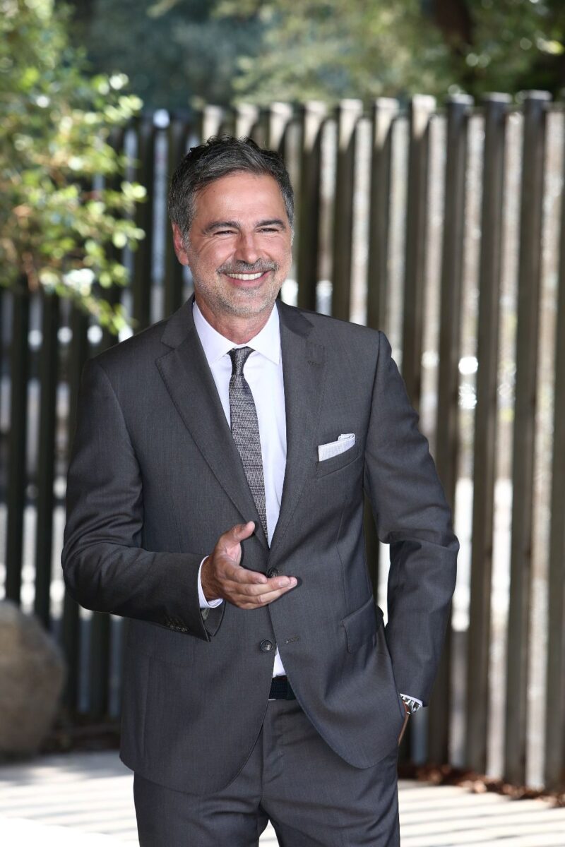 L’eleganza e il sorriso di Beppe Convertini L’eleganza e il sorriso di Beppe Convertini