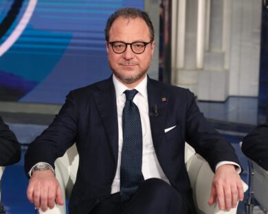 FI: “Alleanza con il Pse? Vedremo… Mai con Le Pen. Compromesso con Macron”