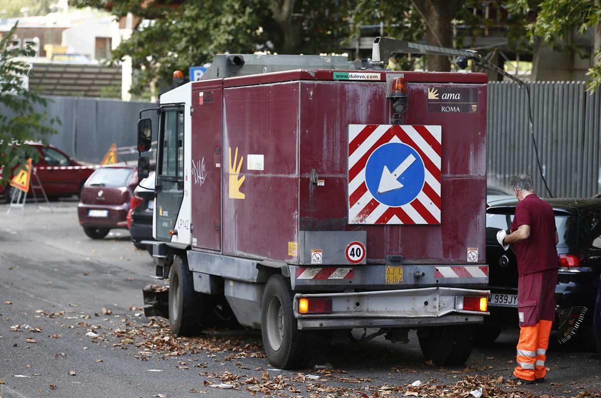 Rubavano gasolio dei camion dell’Ama, 5 dipendenti indagati per peculato