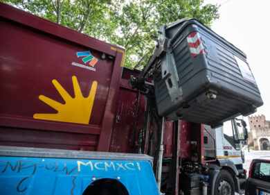 Rubavano gasolio dei camion dell’Ama, 5 dipendenti indagati per peculato