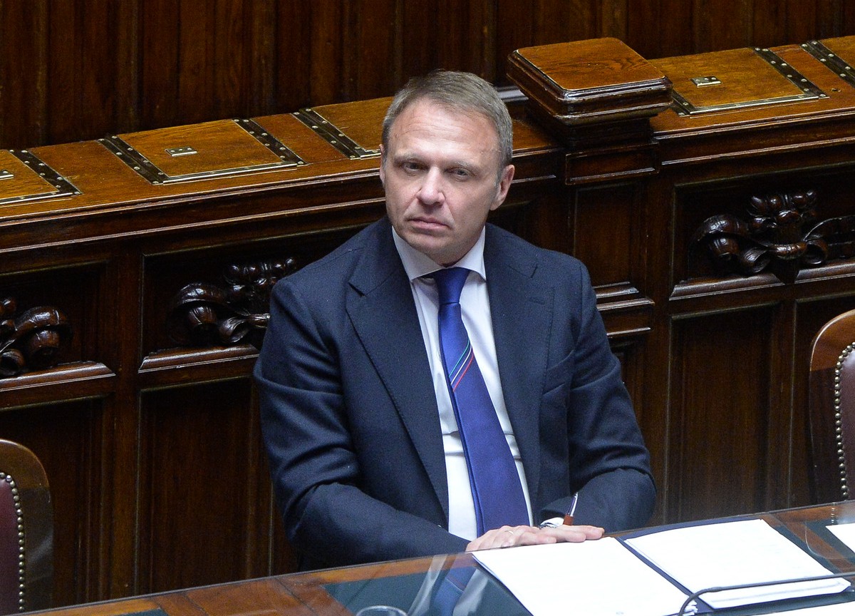 La card da 382 euro non decolla. Ennesima figuraccia di Lollobrigida La card da 382 euro non decolla. Ennesima figuraccia di Lollobrigida