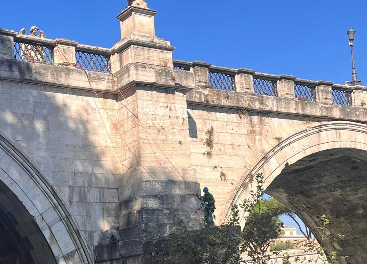 Potenza del Giubileo: dopo 8 anni gli acrobati puliscono il Ponte Sant’Angelo Potenza del Giubileo: dopo 8 anni gli acrobati puliscono il Ponte Sant’Angelo